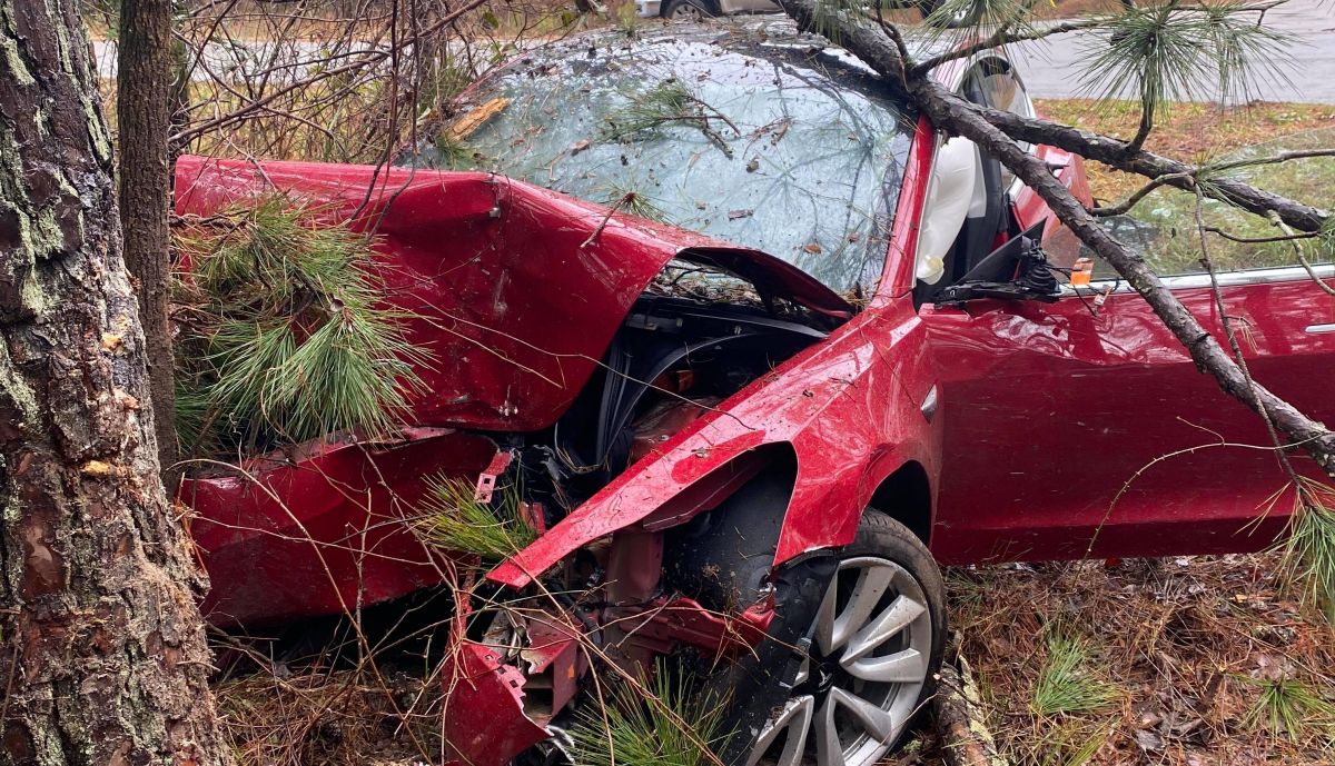 Schwerer Unfall mit Tesla Model 3, Fahrer kaum verletzt >