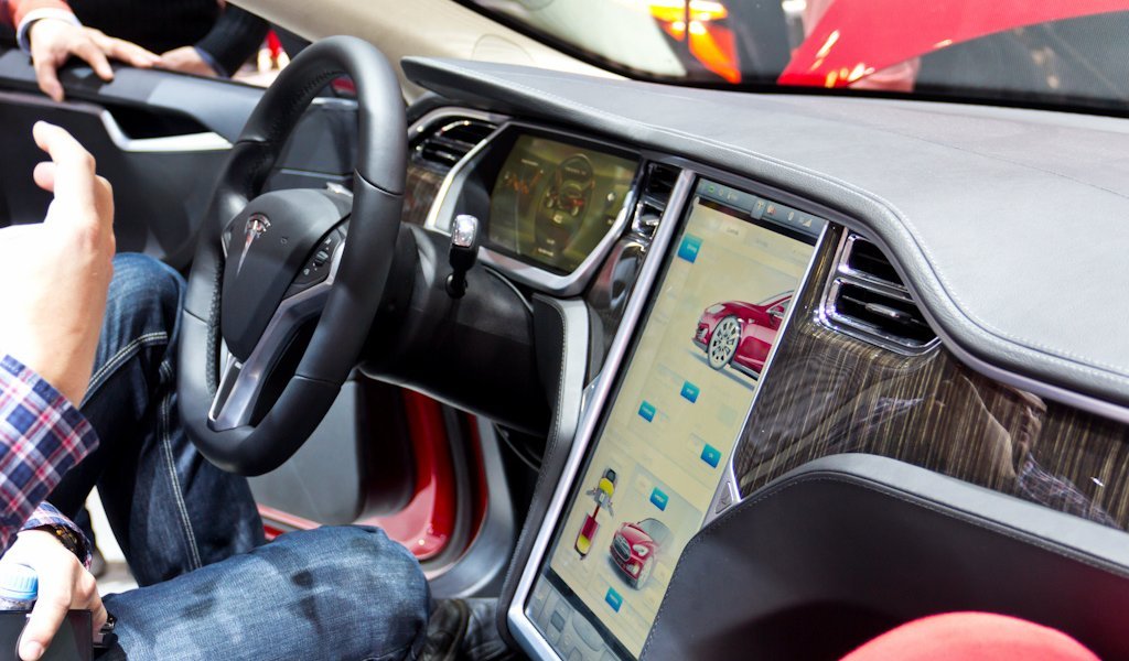 Technikexperten nehmen Armaturenbrett des Tesla Model S auseinander 