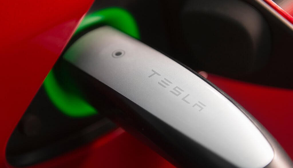 Neues Tesla-Patent zeigt automatisches Schnellladen mit aktivem