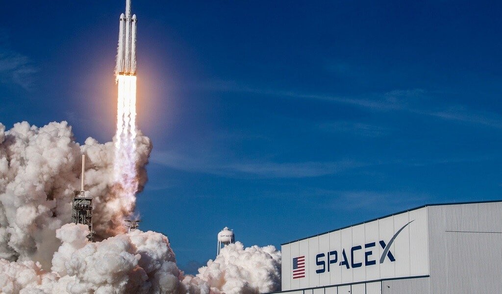 SpaceX startet nächste Woche Satelliten für globales Internet, Tesla