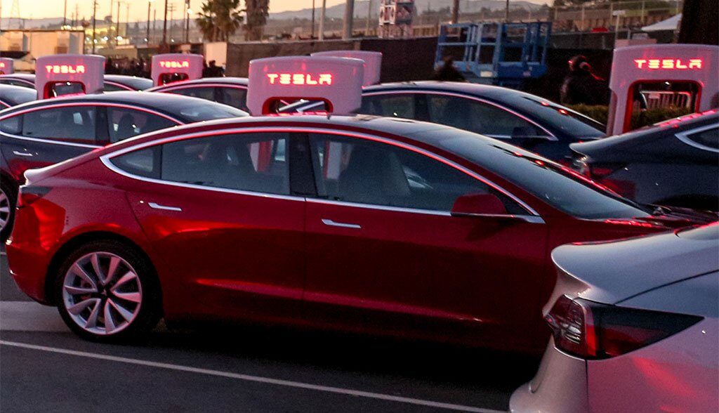 Tesla-baut-eigene-Autotransporter