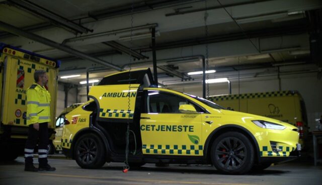 Tesla-Model-X-Rettungswagen-Falck