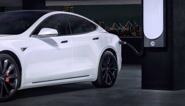 Tesla am Urban Supercharger