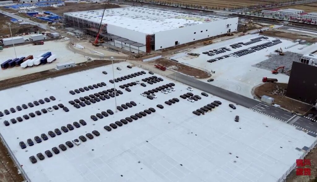 gigafactory china parkplatz