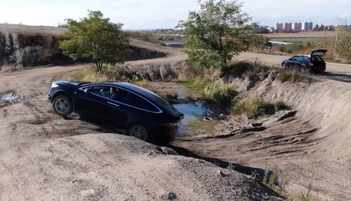 Video Mit Offroad Fahigkeit Von Tesla Model X Und Dacia Teslamag De