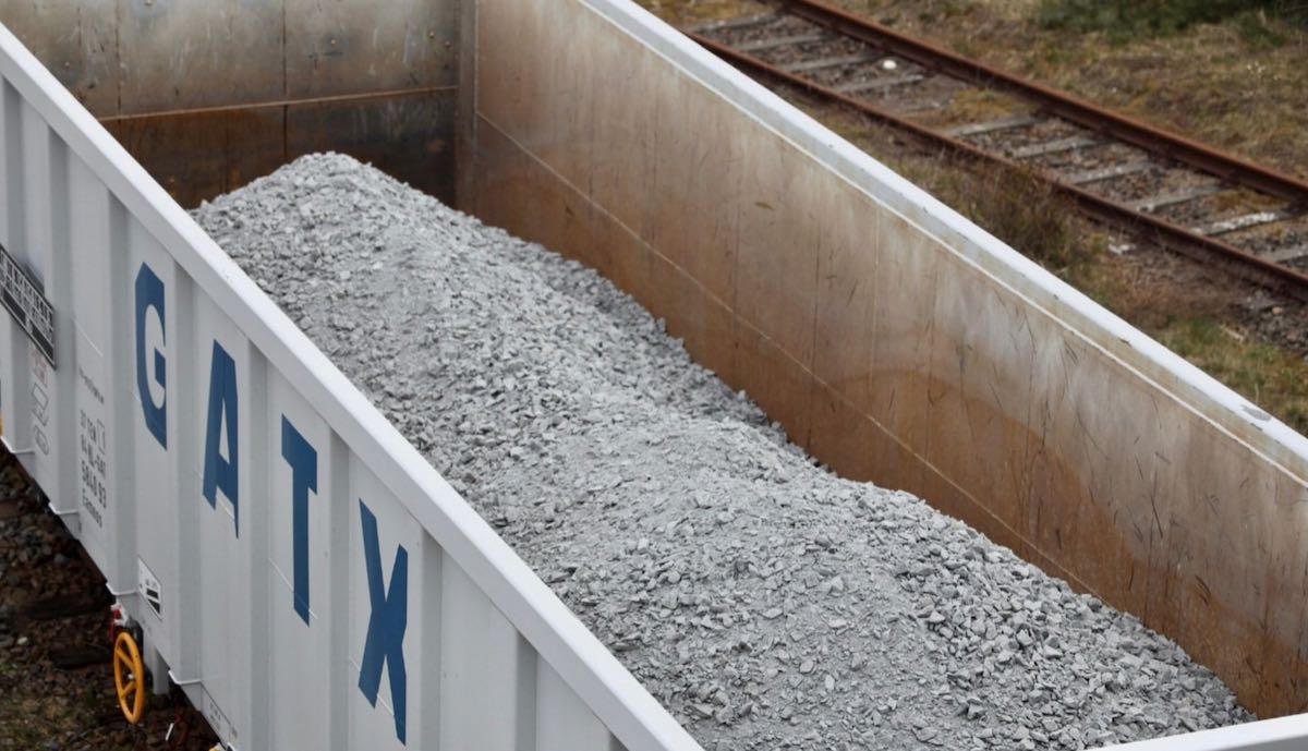 tesla gigafactory grünheide bahnwaggon kies