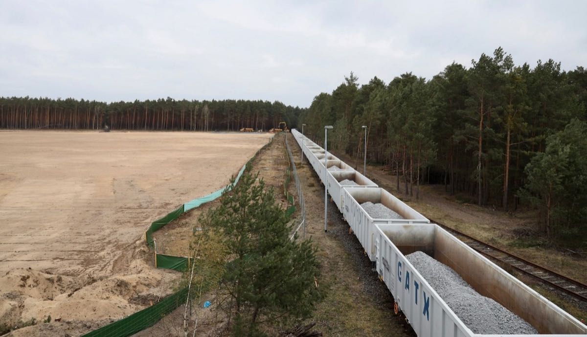 tesla gigafactory grünheide bahnwaggons reihe