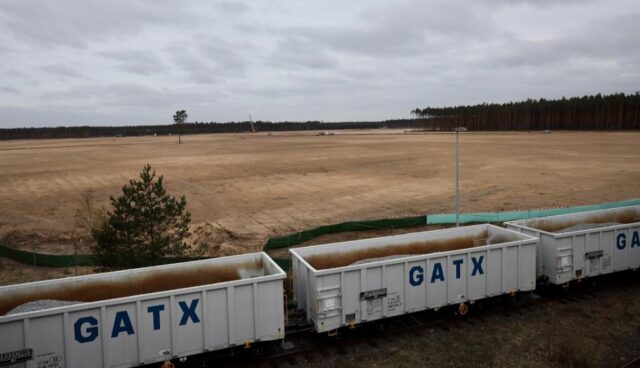 tesla gigafactory grünheide bahnwaggons baum