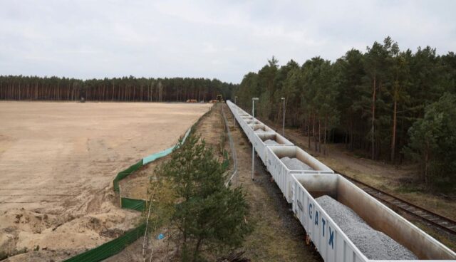 tesla gigafactory grünheide bahnwaggons reihe