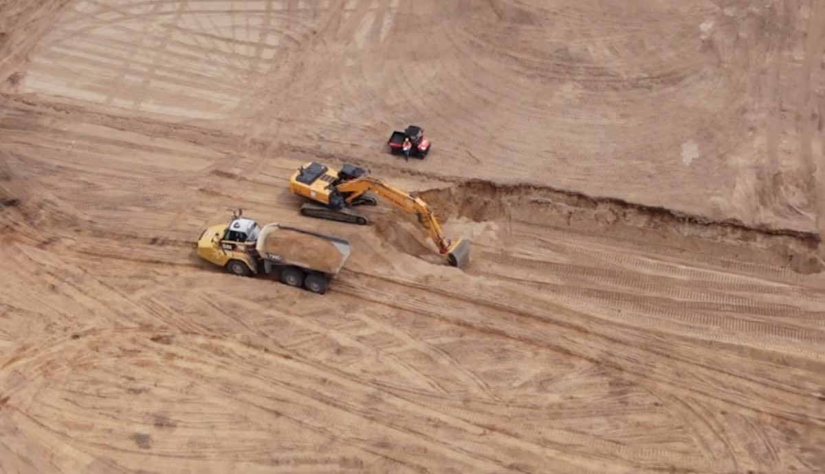 tesla gigafactory berlin bagger 280520