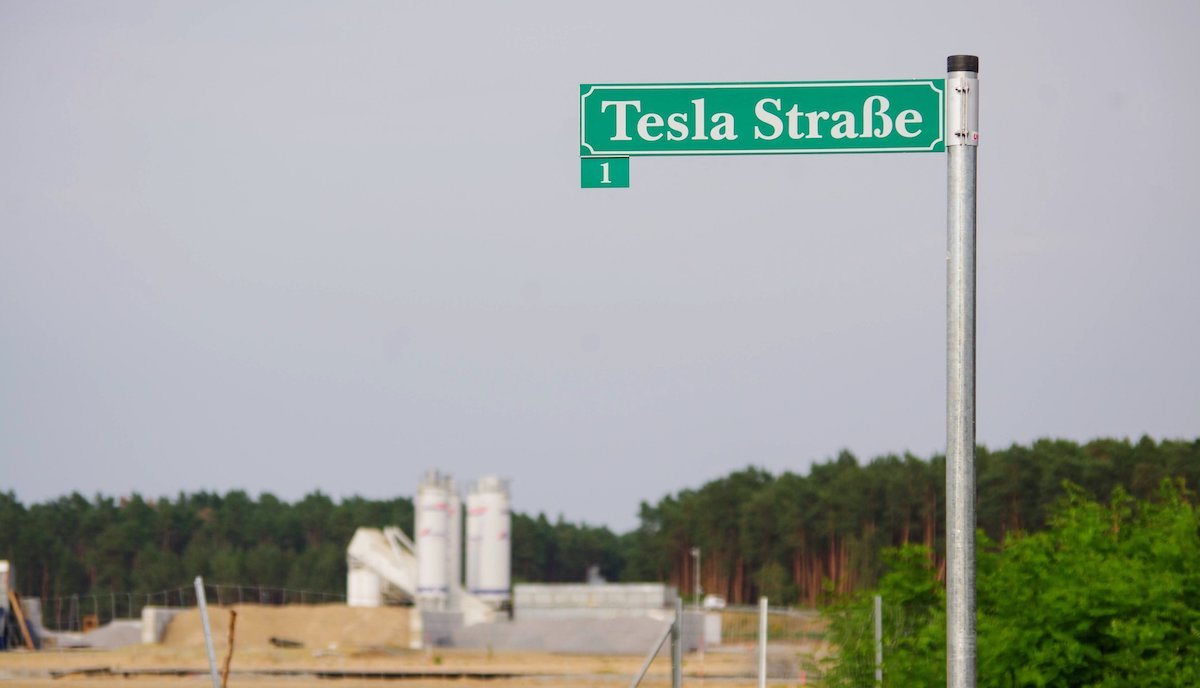 tesla strasse gruenheide schild