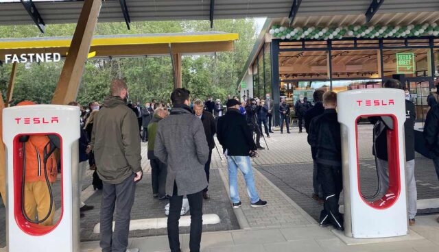 ladepark hilden tesla fastned shop