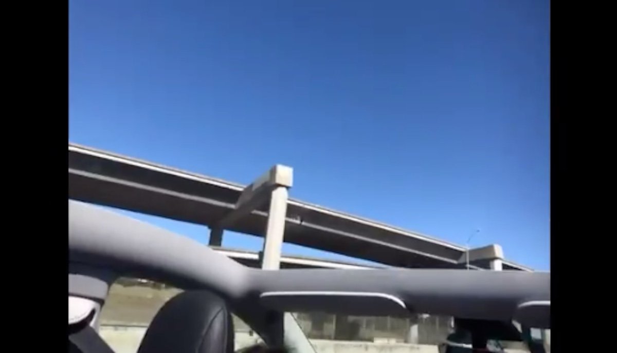 Cabrio: Tesla Model Y soll bei Erstfahrt komplettes Dach verloren
