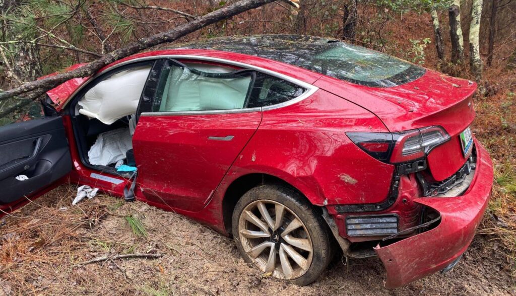 Schwerer Unfall mit Tesla Model 3, Fahrer kaum verletzt &gt; teslamag.de