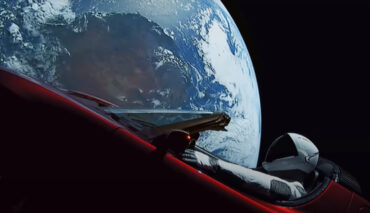 Weltraum-Tesla fliegt Richtung Erde, Träger-Rakete gefragt > teslamag.de