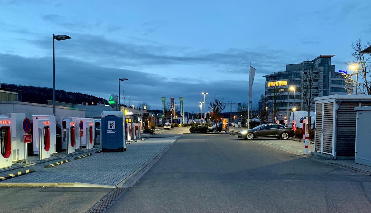 tesla supercharger leonberg mobile toilette