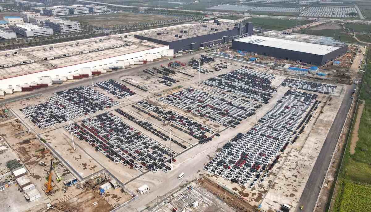 tesla gigafactory china parkplatz