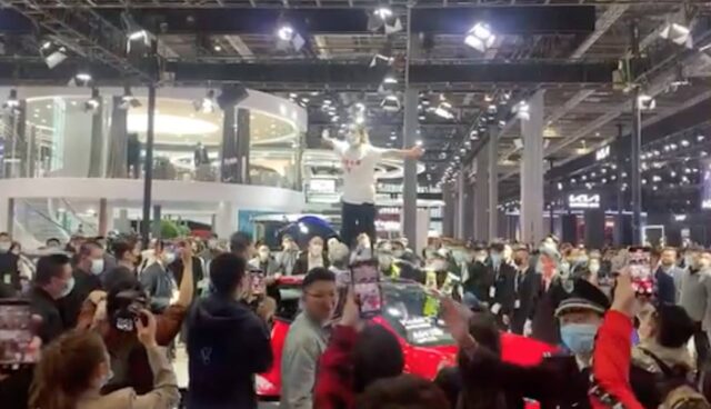 tesla stand auto shanghai protest bremse