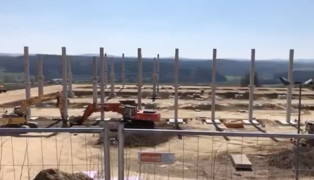 tesla automation pruem baustelle mini gigafactory