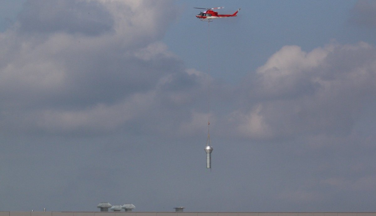 tesla gigafactory berlin schornstein hubschrauber