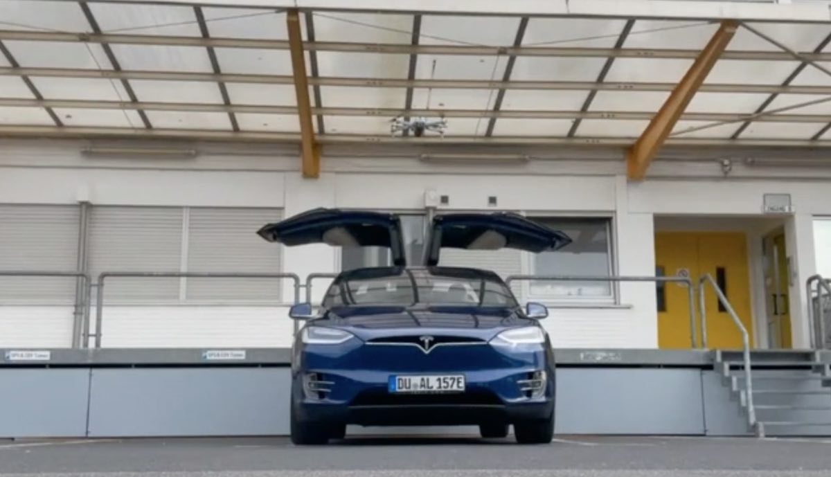 tesla model-x hacker drohne angriff tueren