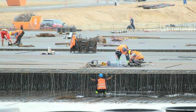 tesla gigafactory berlin bai batterie boden