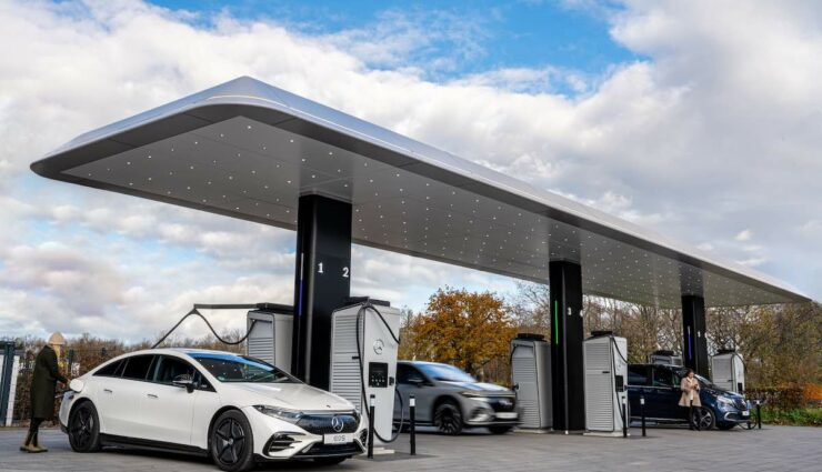 Mercedes-Benz eröffnet ersten europäischen Charging Hub in Mannheim Mercedes-Benz opens first European Charging Hub in Mannheim