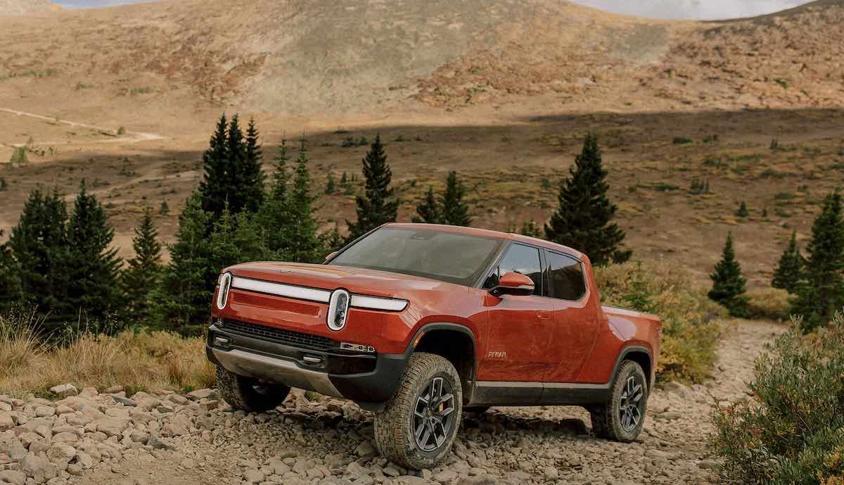 rivian r1t pickup elektroauto landschaft