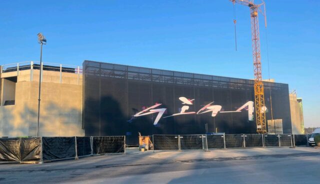 tesla gigafactory berlin kran delivery day