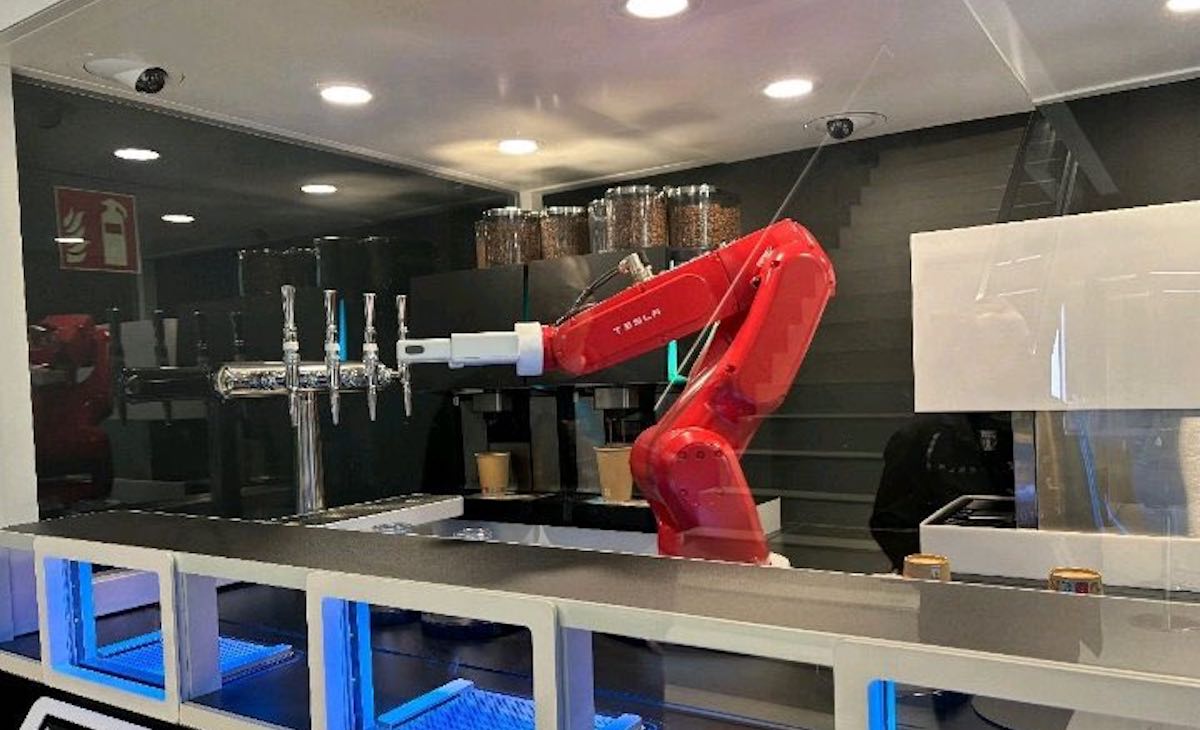 tesla gigafactory berlin lobby roboter getraenke