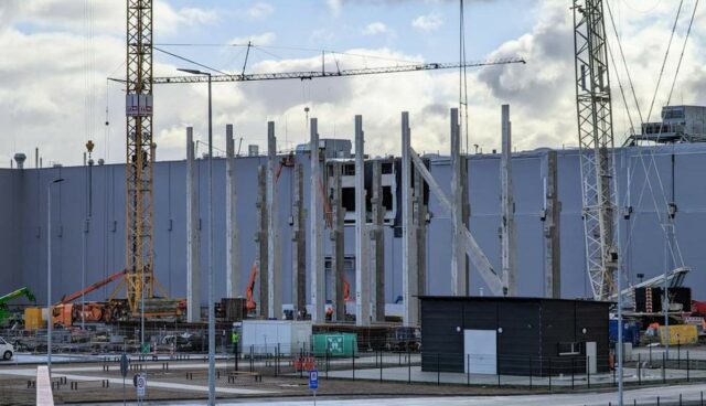 tesla gigafactory berlin pfeiler presswerk