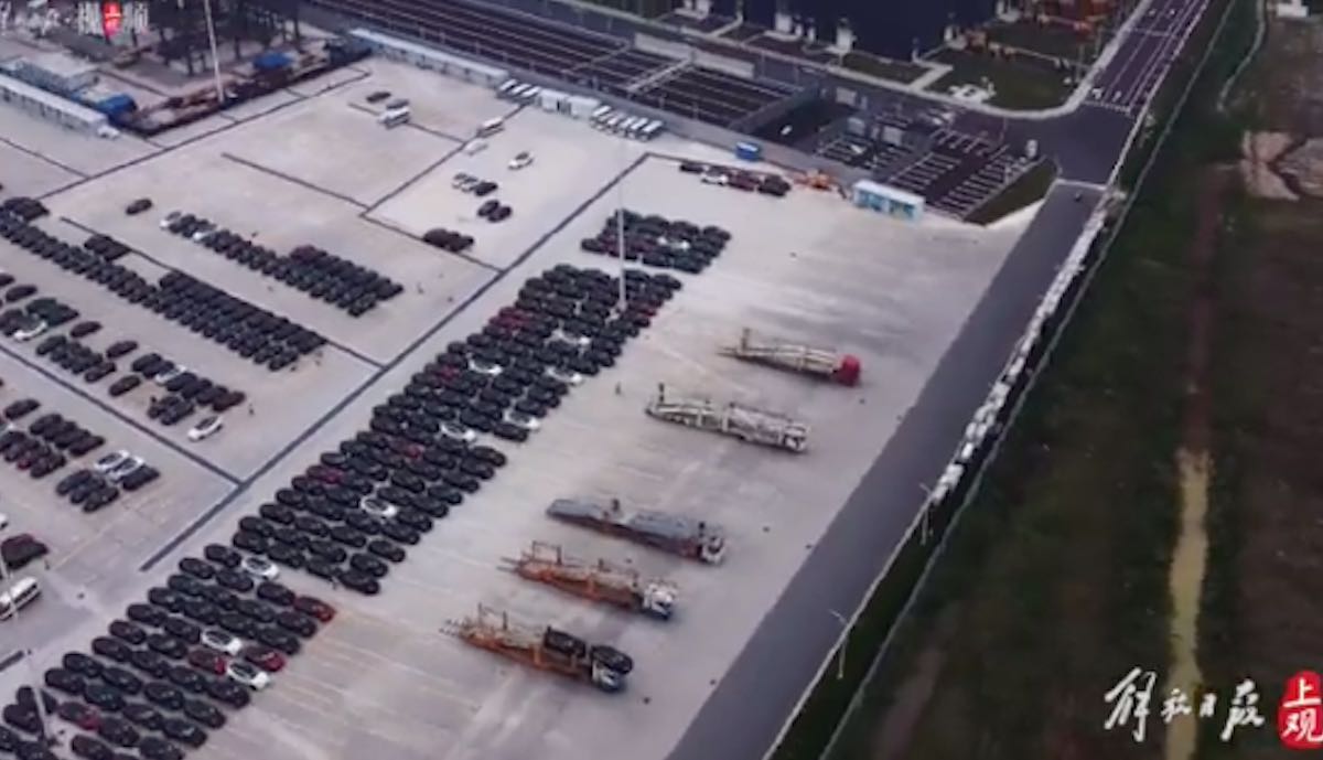 tesla gigafactory china parkplatz transport