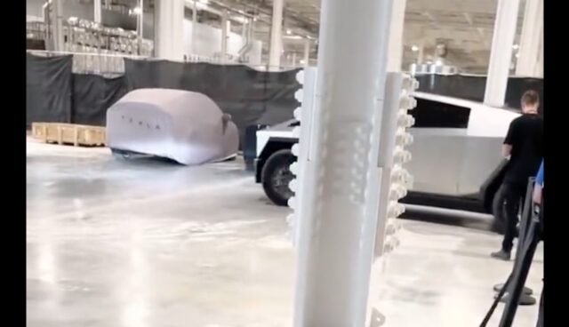 tesla gigafactory texas cybertruck verhuellt