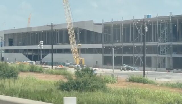 tesla gigafactory texas cybertruck wand profil