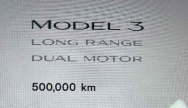 tesla model-3 bildschirm info 500.000 km