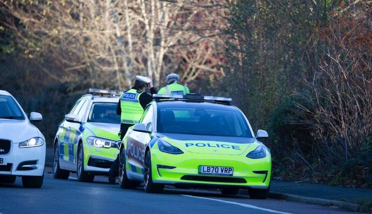 tesla model-3 grossbritannien polizei test