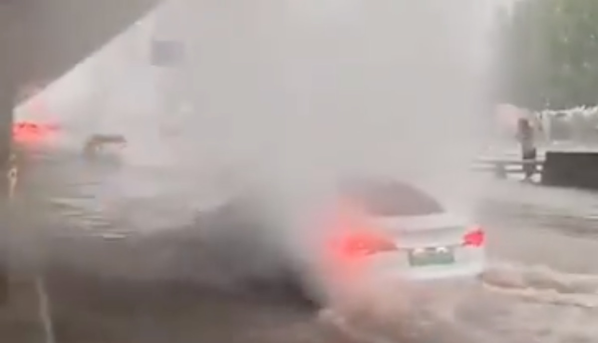 tesla model-3 henan hochwasser strasse