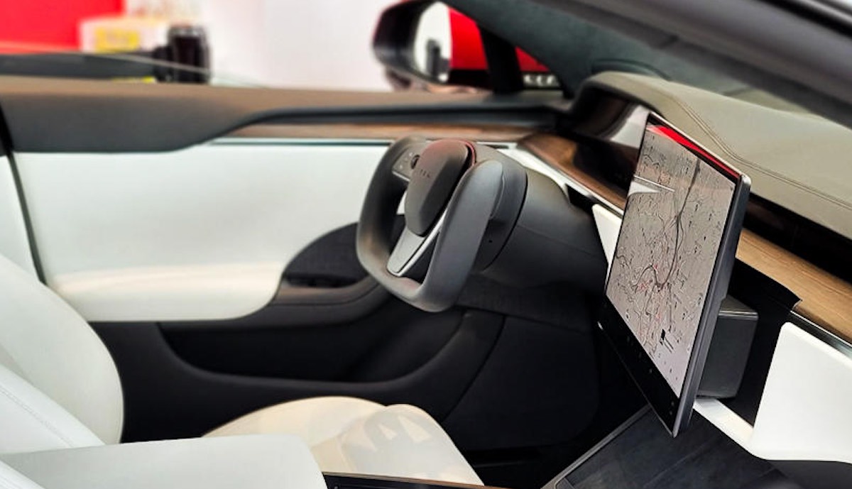 Bildschirm neigt sich in Tesla Model S und Model X