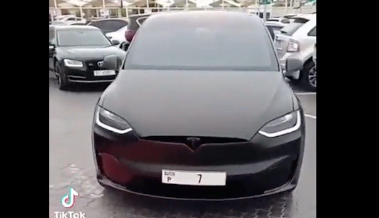 Tesla Model X mit teuerstem Kennzeichen der Welt >