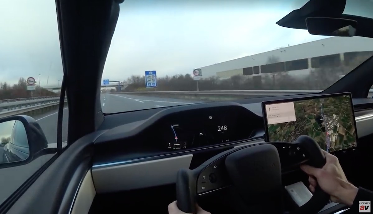 Uji Tesla Model X Plaid di autobahn Jerman > teslamag.de