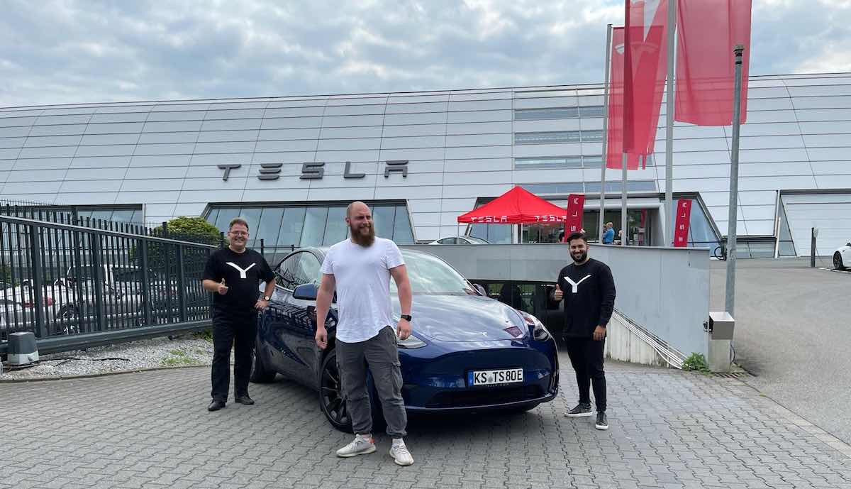 Tesla Model Y in mehreren deutschen Städten an Besteller übergeben