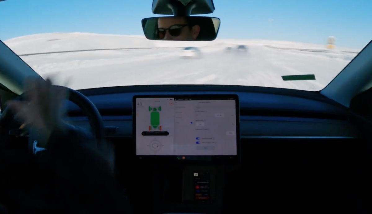 tesla model-y track-modus schnee bildschirm