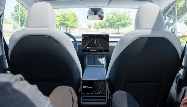 tesla robotaxi innen hinten