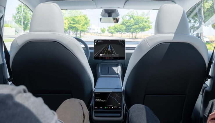 tesla robotaxi innen hinten