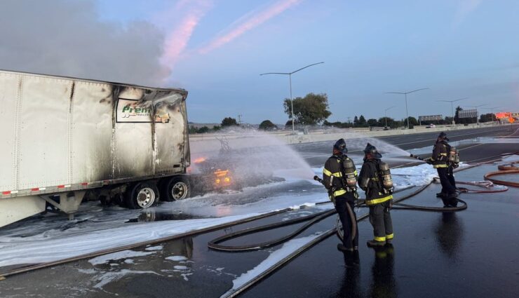 tesla semi ausgebrannt feuerwehr kalifornien