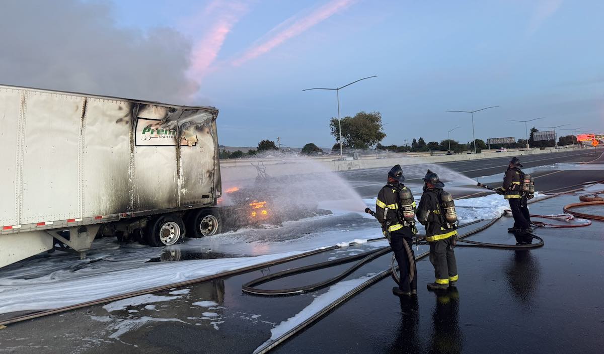 tesla semi ausgebrannt feuerwehr kalifornien