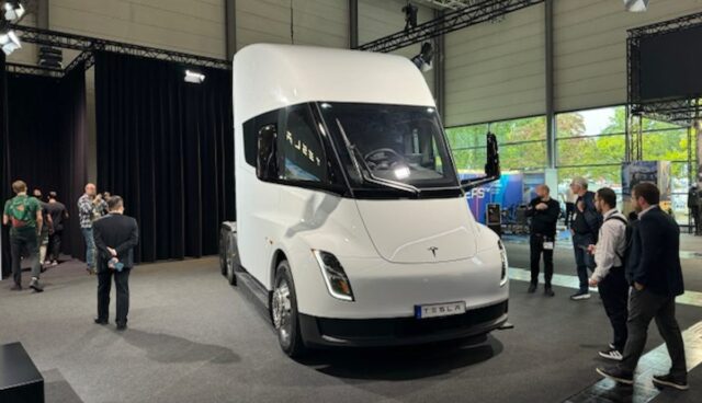 tesla semi iaa transport 2024 vorn