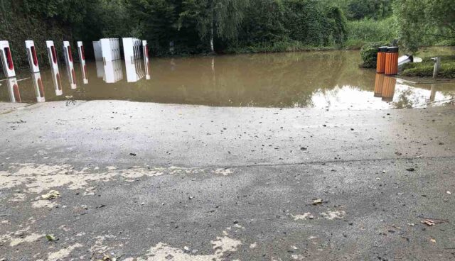 tesla supercharger belgien wavre hochwasser