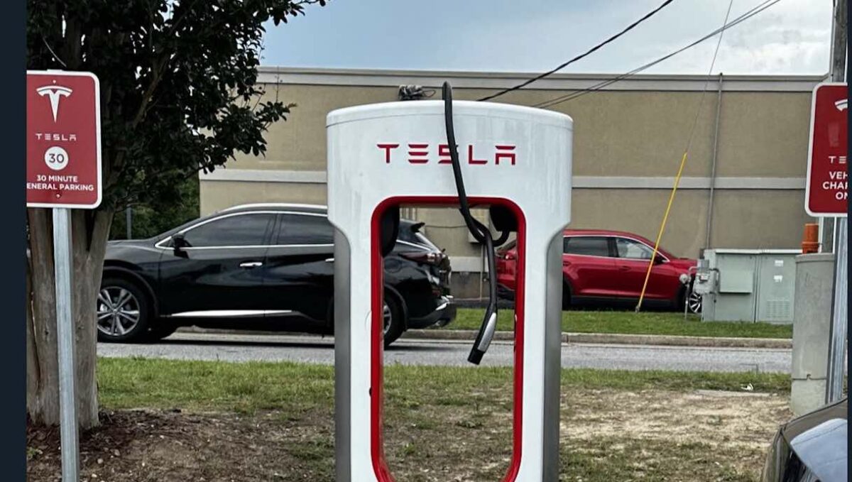 tesla supercharger defekt kabel knoten