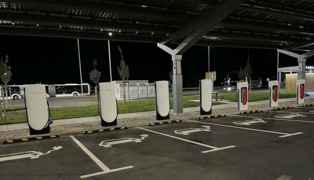 tesla supercharger gigafactory berlin v4 (c) @EinfachFelyx